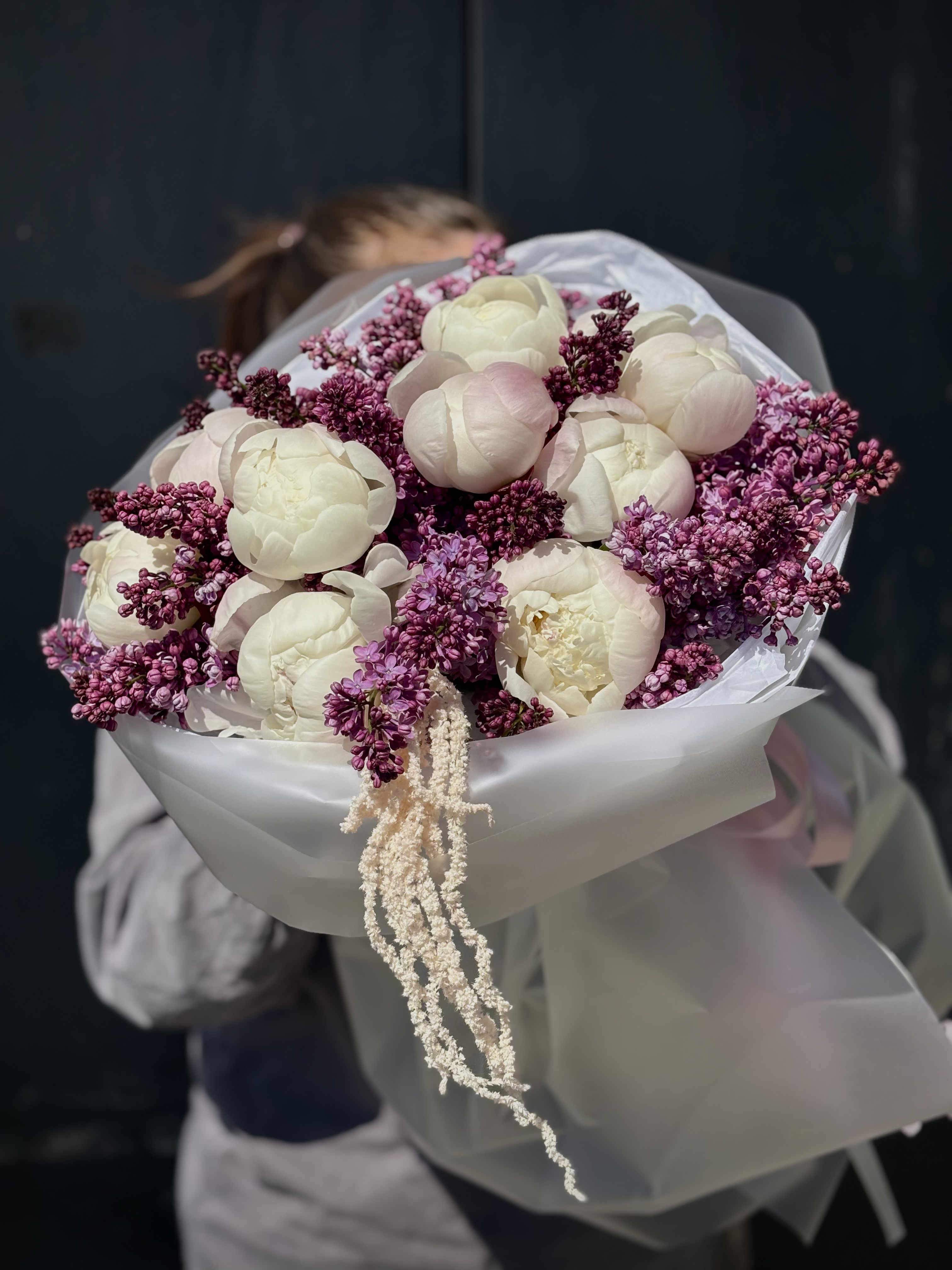 Букет из сирени и пионов
