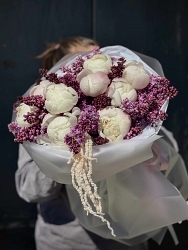 Букет из сирени и пионов